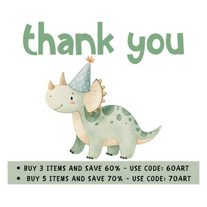 Może przedstawiać: Akwarelowa ilustracja uśmiechniętego triceratopsa w czapce urodzinowej, z zielonym napisem "thank you" powyżej. Dinozaur jest jasnozielony z ciemniejszymi zielonymi plamami. Obraz ma białe tło.