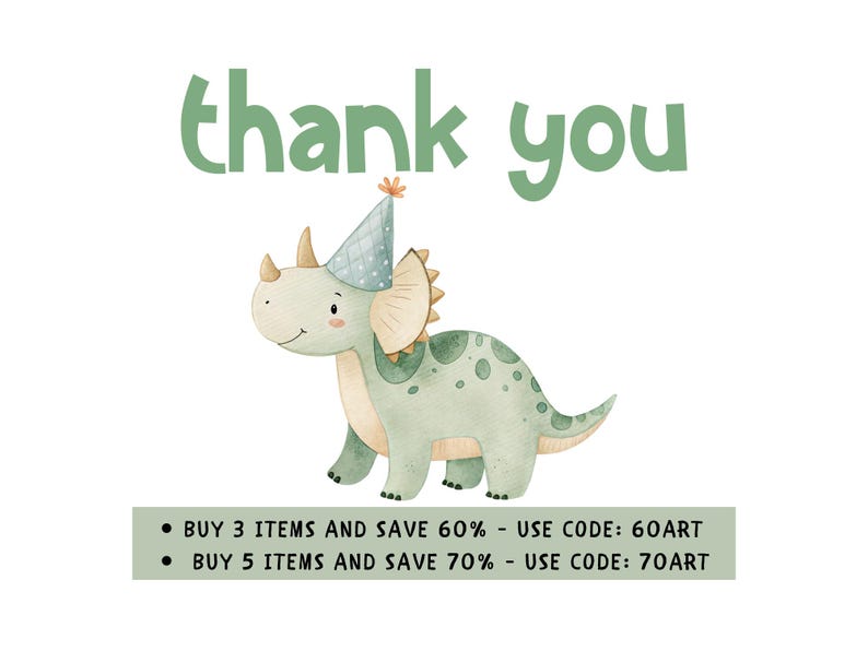 Może przedstawiać: Akwarelowa ilustracja uśmiechniętego triceratopsa w czapce urodzinowej, z zielonym napisem "thank you" powyżej. Dinozaur jest jasnozielony z ciemniejszymi zielonymi plamami. Obraz ma białe tło.