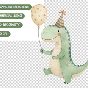 Może przedstawiać: Akwarelowa ilustracja przyjaznego zielonego dinozaura w czapeczce urodzinowej trzymającego beżowy balon z brązowymi kropkami. Dinozaur ma jasno beżowy brzuch i r&oacute;żowe policzki. Obraz zawiera tekst: "Transparent Background", "Commercial License", "High Res Quality" i "300 DPI".