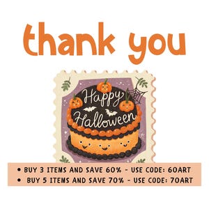 Pu&ograve; includere: Illustrazione a tema Halloween con le parole "thank you" in arancione. Un'immagine a forma di francobollo presenta una torta con zucche e le parole "Happy Halloween". L'immagine include anche testo sul risparmio.