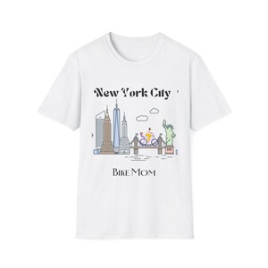 Koszulka New York City Bike Mom, koszulka Softstyle, prezenty dla mam, odzież NYC, koszulka dla miłośników kolarstwa, odzież codzienna