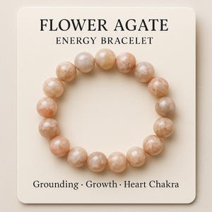 Puede incluir: Una pulsera de energía de ágata flor con cuentas de color melocotón y crema. La pulsera se muestra en una tarjeta de color crema con el texto "FLOWER AGATE ENERGY BRACELET" y "Grounding • Growth • Heart Chakra."