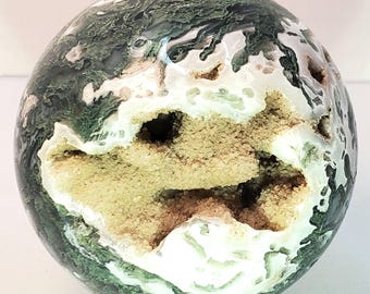 Sfera di agata muschiata con caverne di druzy • 484 g • 2,78 pollici • Motivo foresta profonda + tasche di quarzo sabbiato