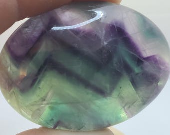 Palma de fluorita arcoíris • Bandas moradas y verdes • 168 g • Piedra pulida para el pulgar