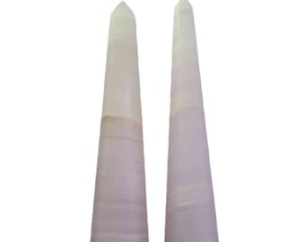 Obélisque en calcite rose • Générateur poli à 6 côtés • 6 x 1,25 po. • Bande rose pâle