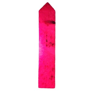 Puede incluir: Un obelisco de cristal rosa brillante, sobre un fondo blanco. El cristal es rectangular con una parte superior puntiaguda. La superficie tiene una apariencia texturizada con marcas rosadas más oscuras. Un artículo decorativo.