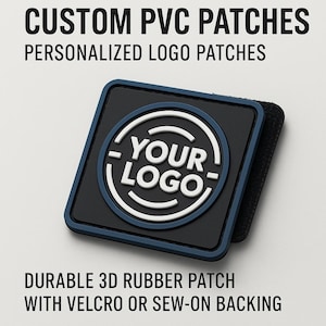 Puede incluir: Un parche cuadrado de PVC negro con un borde azul y texto blanco que dice "YOUR LOGO" en un diseño circular. El parche está etiquetado como "CUSTOM PVC PATCHES" y "PERSONALIZED LOGO PATCHES". El texto inferior dice "DURABLE 3D RUBBER PATCH WITH VELCRO OR SEW-ON BACKING".