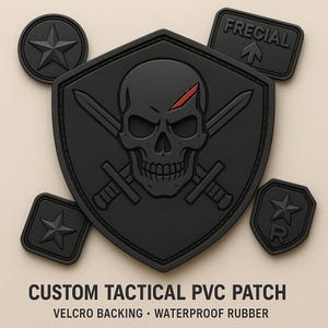 Op de afbeelding: Zwarte tactische PVC-patches met een schedel- en gekruiste zwaarden-ontwerp. Inclusief patches met staremblemen en de tekst "FRECIAL". De patches hebben een klittenbandrug en zijn gemaakt van waterdicht rubber. De tekst "CUSTOM TACTICAL PVC PATCH" is ook zichtbaar.