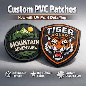 Könnte beinhalten: Zwei individuelle PVC-Patches. Einer ist rund mit einer Berglandschaft und den Worten "MOUNTAIN ADVENTURE". Der andere ist schildförmig mit einem Tiger und den Worten "TIGER SQUAD". Das Bild enthält auch den Text "Custom PVC Patches" und "Now with UV Print Detailing."