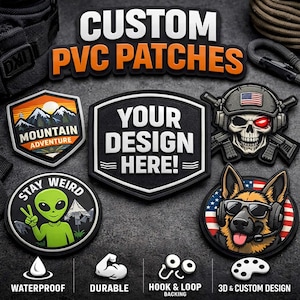 Può includere: Una collezione di toppe in PVC personalizzate con vari design. Le toppe mostrano il testo "CUSTOM PVC PATCHES", "MOUNTAIN ADVENTURE", "STAY WEIRD" e "YOUR DESIGN HERE!". Caratteristiche: impermeabile, durevole, supporto a strappo e design 3D personalizzato.