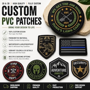 Può includere: Una collezione di toppe in PVC personalizzate in varie forme e design, tra cui un logo circolare per la cura del prato, un emblema di soldato, una bandiera con linea blu, un distintivo dei vigili del fuoco, un logo di casco tattico e uno scudo di sicurezza.