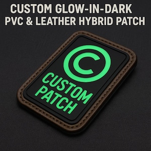 以下が含まれることがあります： 茶色の革の縁取りが付いた、暗闇で光る長方形のパッチ。パッチの中央は黒で、緑色の「C」のシンボルと「CUSTOM PATCH」の文字が緑色で表示されています。「CUSTOM GLOW-IN-DARK PVC & LEATHER HYBRID PATCH」というテキストが上部にあります。