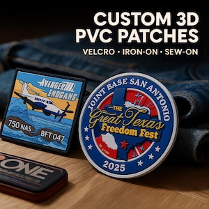 以下が含まれることがあります： ベルクロ、アイロン接着、縫い付けオプション付きのカスタム3D PVCパッチ。画像には、飛行機のグラフィックとテキストが描かれた正方形のパッチと、テキサスをテーマにしたデザインの丸いパッチが表示されています。パッチの色は、青、白、赤など様々です。