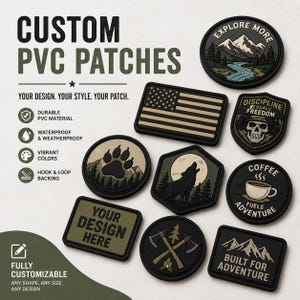 Könnte beinhalten: Eine Sammlung von individuellen PVC-Patches mit Outdoor- und Abenteuer-Themen. Die Patches zeigen Designs wie Berge, einen Wolf, der den Mond anheult, und die amerikanische Flagge. Der Text auf den Patches lautet unter anderem "Explore More" und "Built for Adventure".