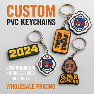 Könnte beinhalten: Eine Auswahl an individuellen PVC-Schlüsselanhängern. Die Schlüsselanhänger zeigen Designs wie ein schwarz-gelbes "2024"-Tag, ein Halloween-Themen-Tag "Trick or Treat" und ein Feuerwehr-Emblem. Die Schlüsselanhänger sind an silbernen Schlüsselringen befestigt.