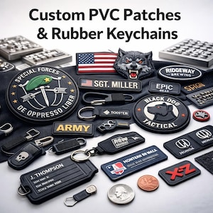 Könnte beinhalten: Eine Auswahl an individuellen PVC-Patches und Gummi-Schlüsselanhängern. Das Bild zeigt Patches mit Texten wie "SPECIAL FORCES", "ARMY" und "SGT. MILLER", sowie Schlüsselanhänger und ein Wolfskopf-Design. Verschiedene Farben sind sichtbar, darunter Schwarz, Rot und Gold.