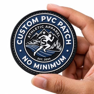 Könnte beinhalten: Ein kreisförmiger PVC-Aufnäher mit dunkelblauem Rand und weißem Text, der CUSTOM PVC PATCH und NO MINIMUM lautet. Die Mitte zeigt eine weiße Silhouette eines Läufers mit einem S auf der Brust, Bergen, Flammen und dem Text ATHLETIC APPAREL EST. 2024.