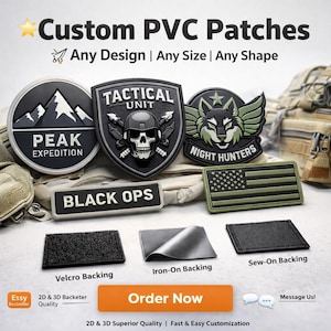 Puede incluir: Una colección de parches de PVC personalizados en varias formas y diseños. Los parches incluyen "PEAK EXPEDITION", "TACTICAL UNIT", "NIGHT HUNTERS" y una bandera estadounidense. Se muestran opciones de respaldo de velcro, planchado y cosido. El texto dice "Custom PVC Patches".