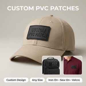 Może przedstawiać: Beżowa czapka z daszkiem z czarną prostokątną naszywką PVC z napisem "CUSTOM PVC PATCH". Dodatkowe obrazy pokazują naszywkę na plecaku i bordowej koszulce polo. Tekst na dole brzmi "Custom Design", "Any Size" i "Iron On • Sew On • Velcro".