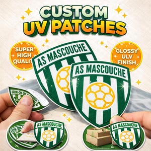 Op de afbeelding: Aangepaste UV-patches met de tekst "AS MASCOUCHE" en een voetbalontwerp. De patches zijn groen en wit met een glanzende afwerking. De afbeelding bevat ook de tekst "Super High Quality" en "Glossy ULV Finish."