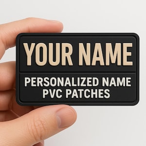 Può includere: Toppa rettangolare nera in PVC con la scritta "YOUR NAME" in lettere beige sopra la scritta "PERSONALIZED NAME PVC PATCHES" in bianco.