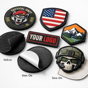 Può includere: Una collezione di toppe tattiche con vari disegni, tra cui un lupo, una bandiera americana, montagne e un teschio. Le toppe sono di diverse forme e dimensioni, con opzioni per velcro, stirare e cucire. Una toppa riporta la scritta "YOUR LOGO".