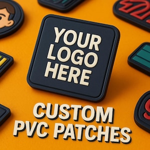 Może przedstawiać: Kolekcja niestandardowych naszywek PVC w różnych kształtach i wzorach, na pomarańczowym tle. Centralna naszywka jest kwadratowa, granatowa i zawiera tekst "YOUR LOGO HERE" w kolorze ecru. Widoczne są również słowa "CUSTOM PVC PATCHES".