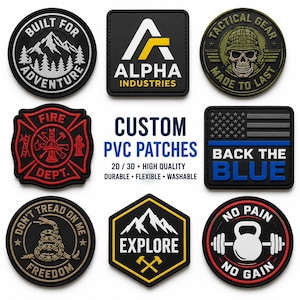 Puede incluir: Una colección de ocho parches de PVC personalizados con varios diseños que incluyen montañas, una calavera, un emblema de bomberos, una bandera estadounidense, una serpiente y una pesa rusa, con el texto CUSTOM PVC PATCHES 2D / 3D HIGH QUALITY.