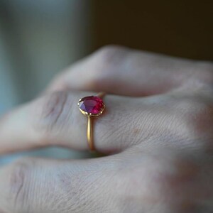 Anello ovale in argento sterling con rubino sintetico, gioiello minimalista con gemma rossa