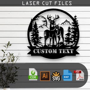 Puede incluir: Silueta en blanco y negro de dos ciervos de pie en un bosque con montañas en el fondo. La imagen está en un círculo con el texto "CUSTOM TEXT" debajo. La imagen está disponible en los formatos CDR, AI, SVG, DXF y PDF.