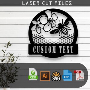 Könnte beinhalten: Schwarzweißes Laser-Schneide-Datei-Design einer Biene und Blumen mit einem Wabenhintergrund. Das Design enthält den Text "CUSTOM TEXT". Die Datei ist in den Formaten CDR, AI, SVG und DXF verfügbar.