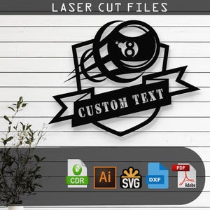 Puede incluir: Diseño de archivo de corte por láser en blanco y negro de una bola de billar con una pancarta que dice "CUSTOM TEXT". El diseño tiene forma de escudo. El archivo está disponible en los formatos CDR, AI, SVG, DXF y PDF.