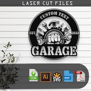 Puede incluir: Diseño de archivo de corte por láser en blanco y negro de un logotipo de garaje con el texto "CUSTOM TEXT GARAGE EST. 2022". El logotipo presenta una llave inglesa, un puño y varias herramientas.