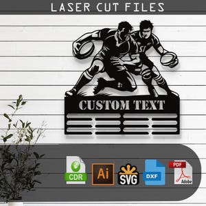 Könnte beinhalten: Schwarze Metall-Wandkunst mit zwei Rugby-Spielern in Aktion, die den Ball halten. Die Worte "LASER CUT FILES" stehen oben. Unter den Spielern befindet sich ein Bereich für "CUSTOM TEXT" mit drei horizontalen Linien. Enthält Dateityp-Symbole.
