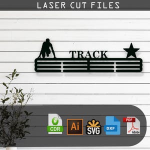 以下が含まれることがあります： ランナーのシルエットと「TRACK」という文字がすべて大文字で書かれた、黒い金属製のトラックメダルディスプレイ。ディスプレイにはメダルを収納できるスロットが6つあります。ディスプレイはCDR、AI、SVG、DXF、PDF形式で入手できます。