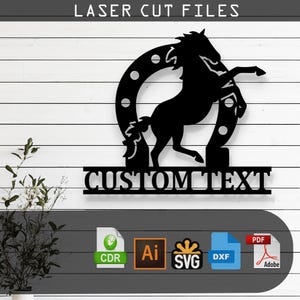 Puede incluir: Archivo de corte láser de metal negro con un caballo encabritado dentro de una herradura. Las palabras "LASER CUT FILES" están en la parte superior y "CUSTOM TEXT" debajo. Incluye formatos de archivo CDR, AI, SVG, DXF y PDF.