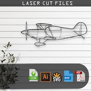 Op de afbeelding: Zwarte metalen biplane wandkunst. Het lasergesneden ontwerp toont een gedetailleerde omtrek van een vintage vliegtuig met een propeller en landingsgestel. De tekst "LASER CUT FILES" staat bovenaan. Inclusief bestandsformaten: CDR, AI, SVG, DXF en PDF.