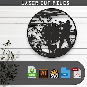 Puede incluir: Diseño de corte por láser en blanco y negro de un cazador con un arma y un perro en el bosque. El diseño tiene la forma de una esfera de reloj. El diseño está disponible en los formatos CDR, AI, SVG, DXF y PDF.