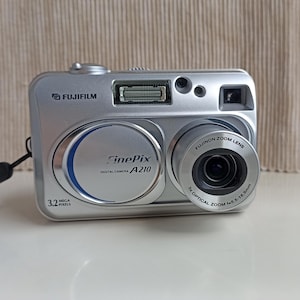 Fujifilm FinePix A210 Silver 3.2MP digital compact camera WORKing CHEAP