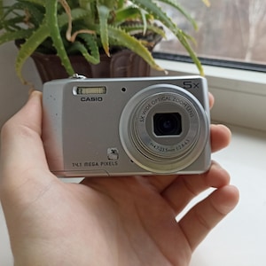 Casio QV-R200 Silver 14.1MP digital compact camera WORKing FULL Set