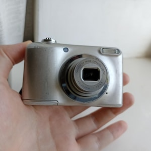 Nikon Coolpix A10 Silver 16.1MP digital compact camera WORKing FULL set