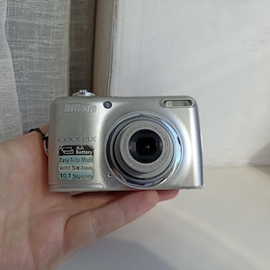 Nikon CoolPix L23 Silver 10.1MP digital compact camera WORKing Full Set