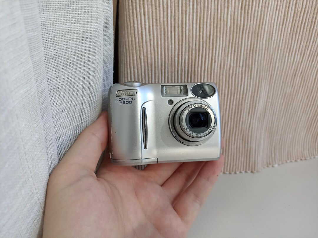 ニコン　クールピックス　5600 Nikon Coolpix 5600 Silver 5.1MP Digital Compact Camera Working