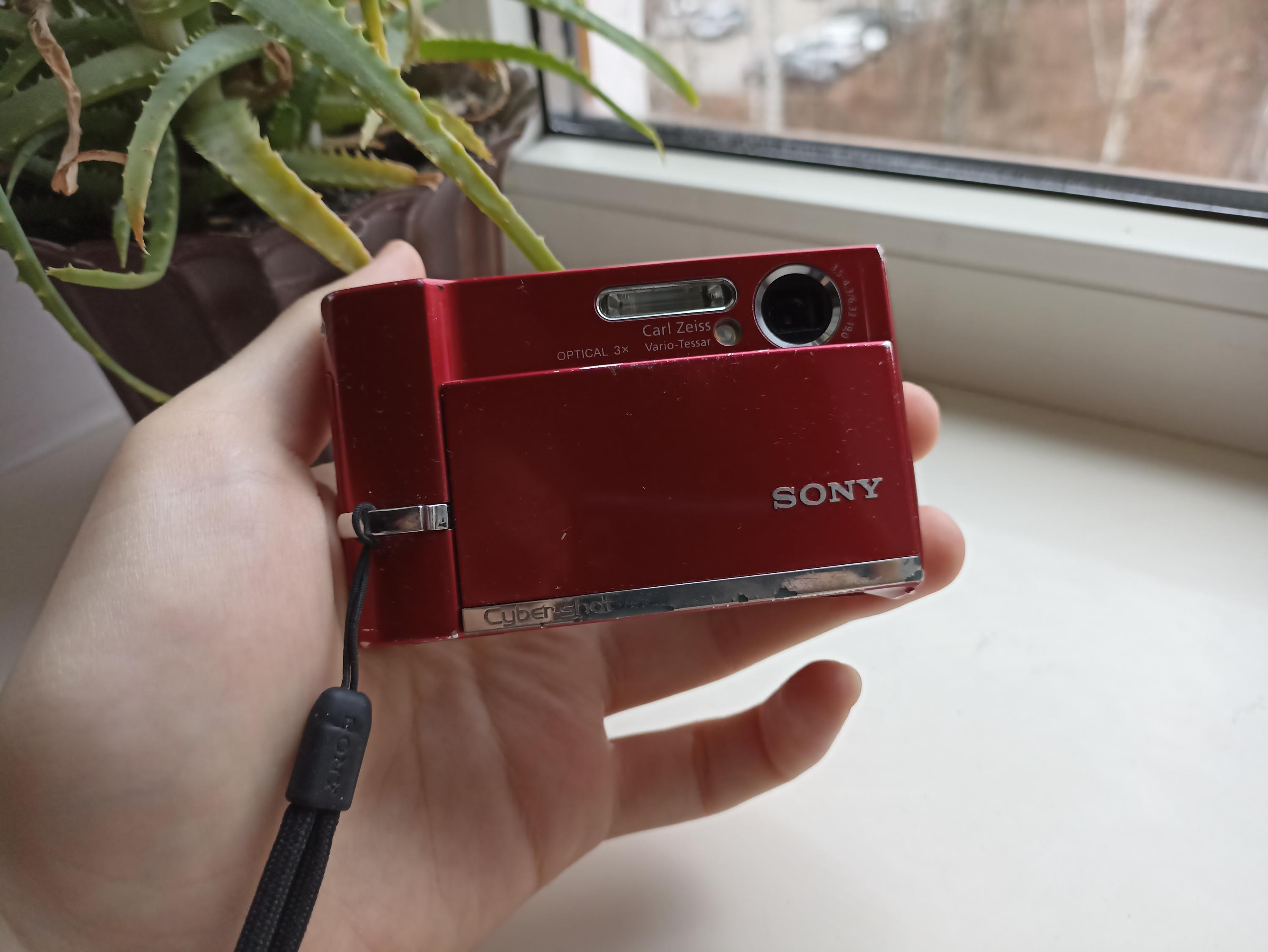 RARE Red Sony Cyber-shot DSC-T50 7.2MP Digital Compact Camera 