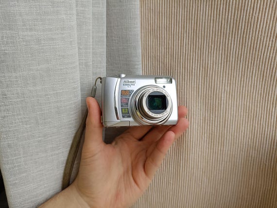 Digital Camera Nikon Coolpix L1 Silver, Working, Full Set