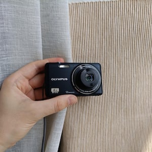 Olympus VG-110 D-735 Schwarze 12,0-MP-Digitalkamera, funktionsfähig, komplettes Set