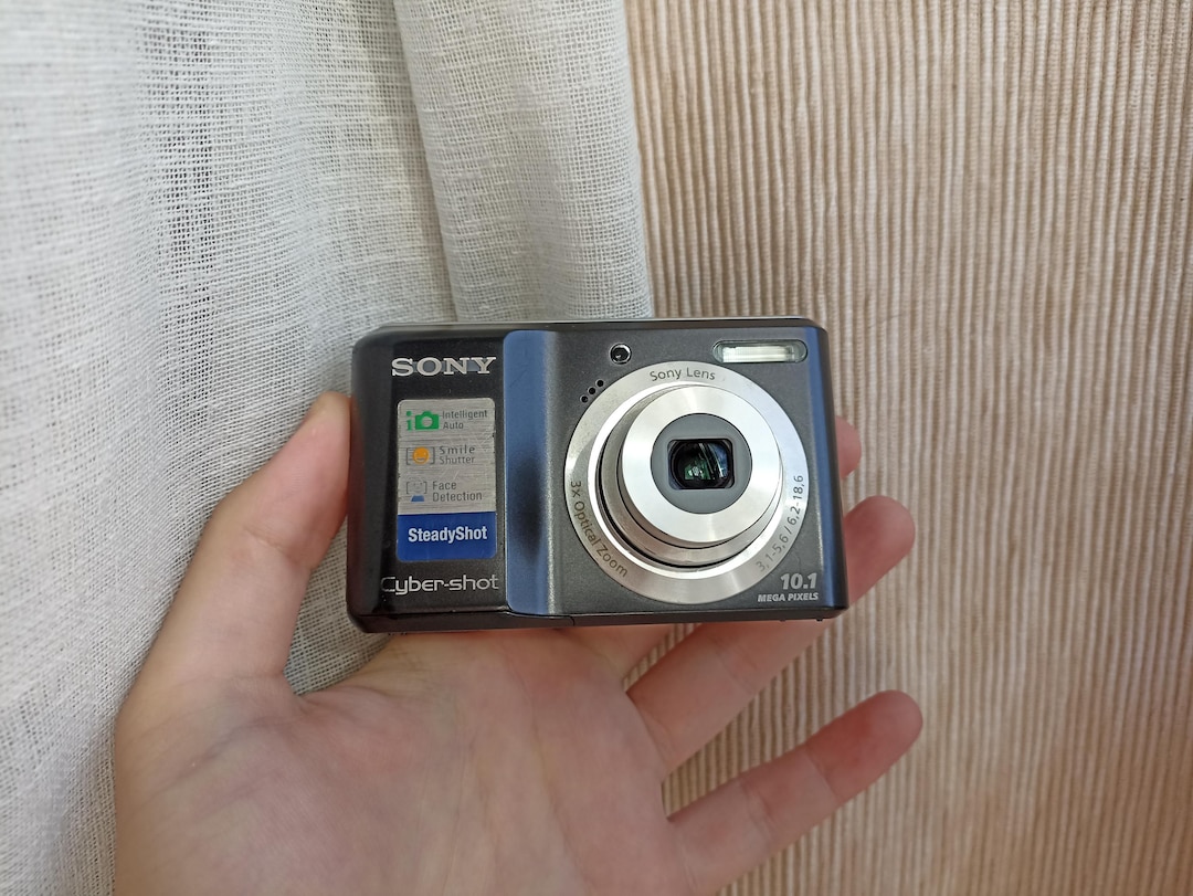 Sony Cybershot DSC-S2000 Black Digital Compact Camera
