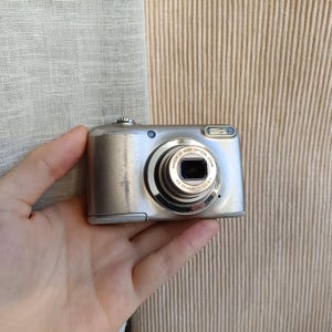 Nikon Coolpix A10 Silver 16.1MP digital compact camera WORKing FULL set READ!