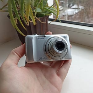 Casio QV-R300 Silver 16.1MP digital compact camera WORKing FULL Set