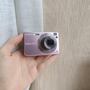 RARE Pink Sony Cyber-Shot DSC-W120 7.2MP digitale Kompaktkamera ARBEITEN Full Set LESEN!